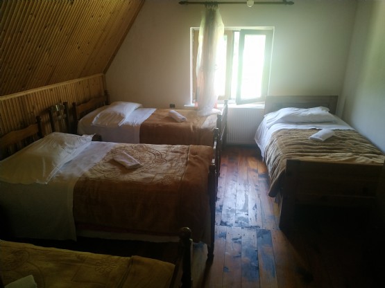 Triple Room, Accomodation at Rooms of Friends, Dhoma treshe, Hotel Alpini Lepushe, Akomodim te Dhoma e miqve, Bujtina Bjeshket e Kelmendit Shkoder